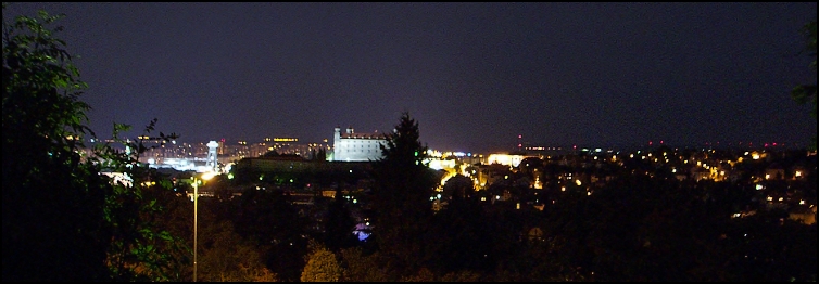 Noční Bratislava ze Slavína